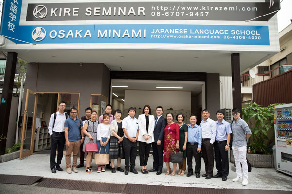 Hình ảnh cán bộ nhân viên và học sinh trường Nhật ngữ Osaka Minami